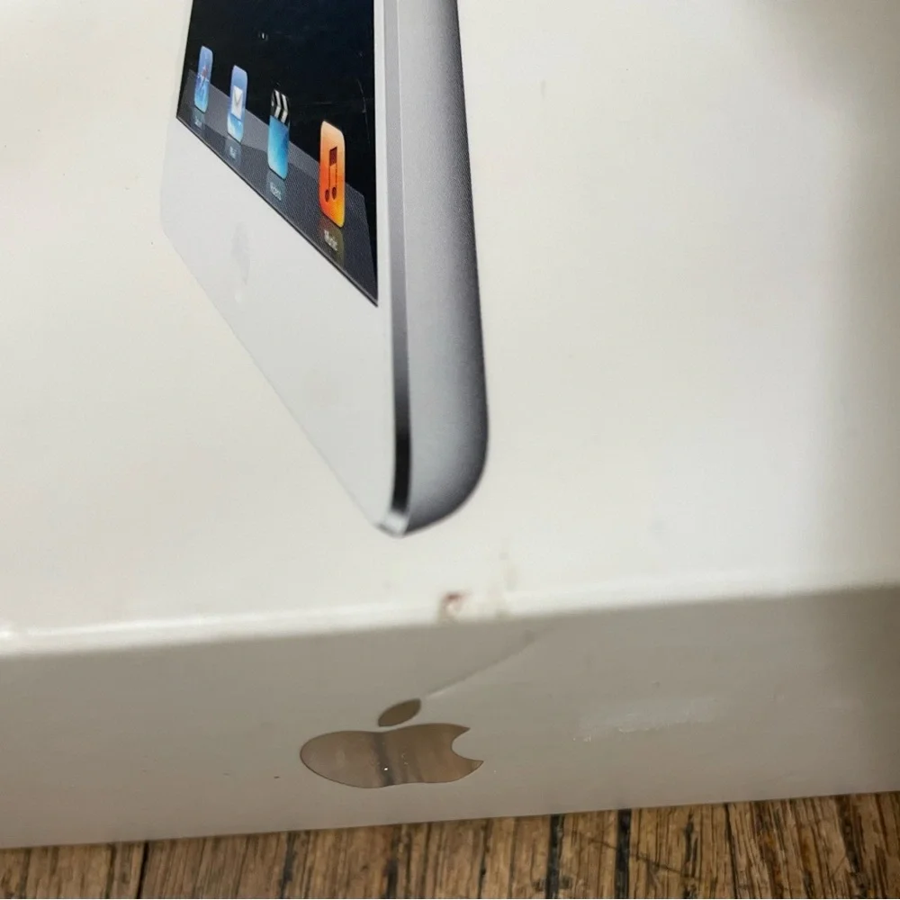 Apple White iPad Tablet - White Front, Silver Back